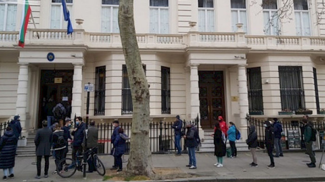 Опашки за гласуване в посолството ни в Лондон
